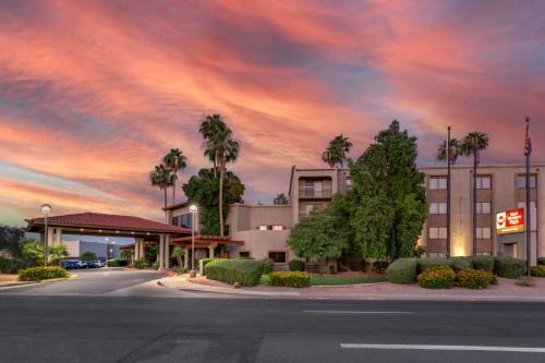 Thunderbird Industrial Airpark Hotel | Relax in Style at Best Western Plus Scottsdale Suites