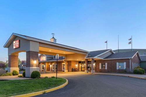 Quad Cities Hotel | Discover Best Western Plus Steeplegate Inn with Ocean Views