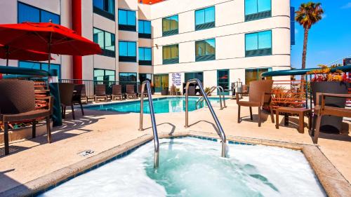 Inglewood Hotel | Convenient Suites Near LAX with Pool and Breakfast