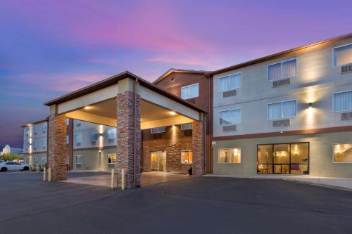 Farmington Hotel | Pet-Friendly Retreat at Best Western Plus the Four Corners Inn