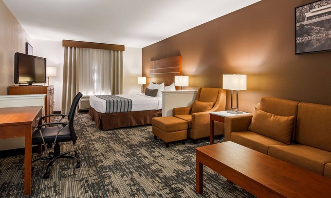Wa Keeney Hotel | Inviting Best Western Plus Wakeeney Inn with Pool & Spa