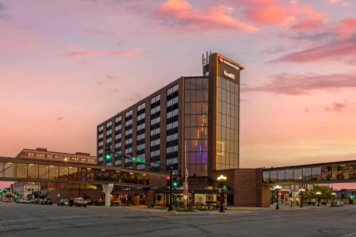 Waterloo Hotel | Pet-Friendly Comfort at Best Western Plus Waterloo & Cedar Falls