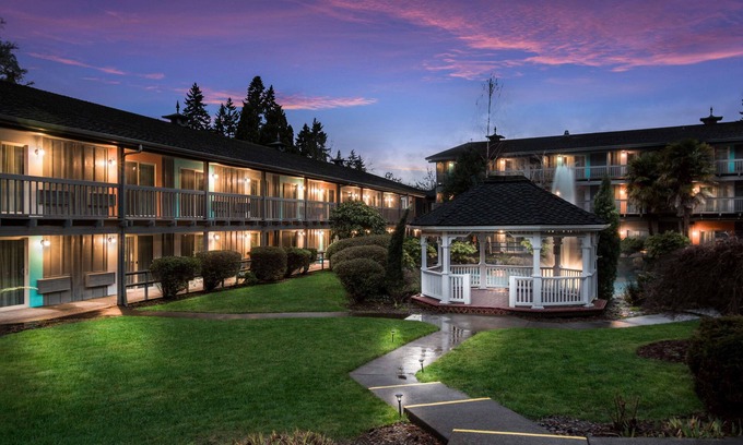 Cedar Hills Hotel | Relax at Best Western Portland West Beaverton with Pool & Spa