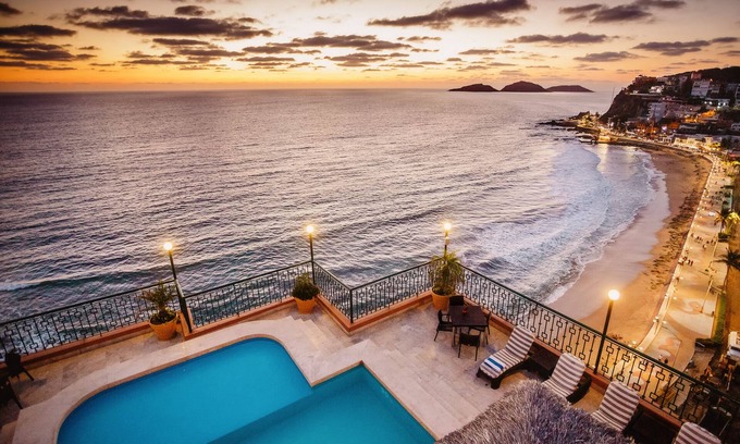 Downtown Mazatlan Hotel | Discover Best Western Posada Freeman: Pool & Spa Retreat