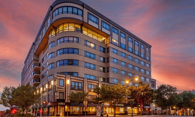Madison Hotel | Premier Park Hotel: Eco-Friendly Stay with Pool & Spa