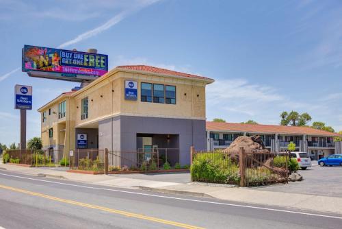 Central Sacramento Hotel | Comfort at Best Western Sandman Hotel with Pool & Breakfast