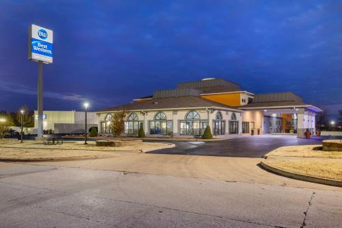 Goldman Hotel | Convenient St. Louis Inn with Pool & Oceanfront Views
