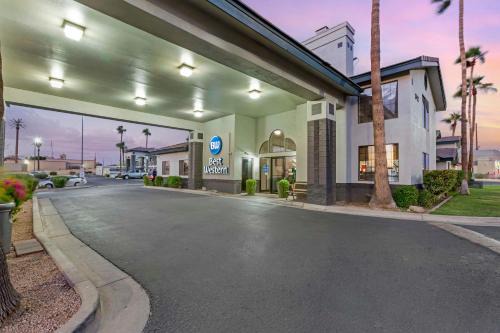 Superstition Springs Hotel | Pet-Friendly Escape at Best Western Superstition Springs Inn