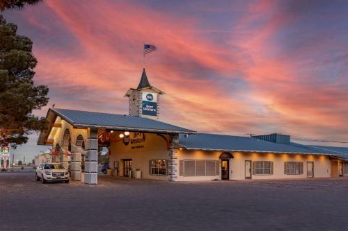 Pecos Hotel | Discover Best Western Swiss Clock Inn with Ocean View Pool