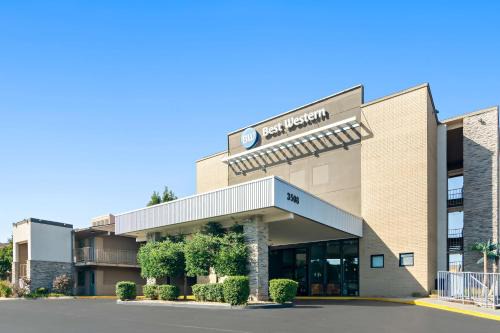 Joplin Hotel | Pet-Friendly Retreat at Best Western The Oasis in Joplin