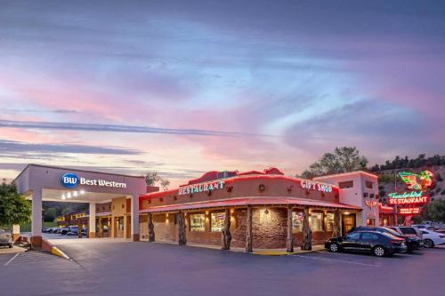 Zion National Park East Entrance Hotel | Discover East Zion Thunderbird Lodge with Pool & Hot Tub