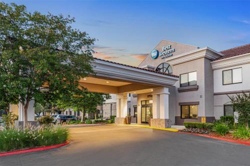 Valencia Hotel | Guest Rated: Best Western Valencia/Six Flags Inn & Suites