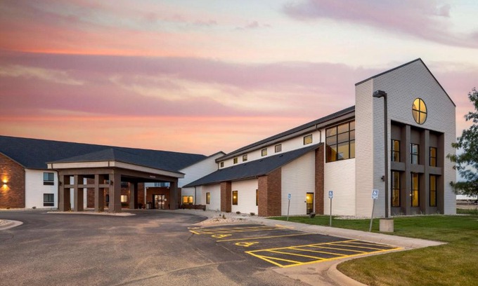 Watertown Hotel | Pet-Friendly Retreat at Best Western Watertown Inn & Suites