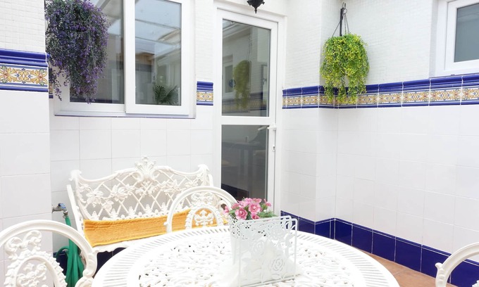 El Cabanyal Apartment | Oceanfront XL Valencia Beach Flat in Historic Area
