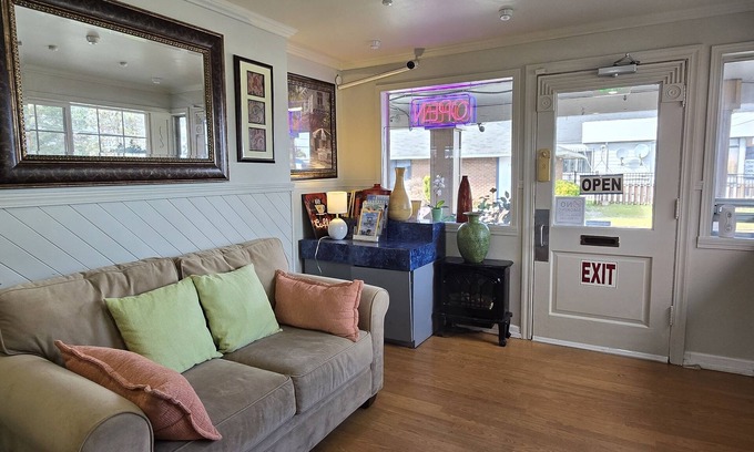 Bitter Lake Hotel | Eco-Friendly Beston Inn Seattle: Family Comfort Awaits
