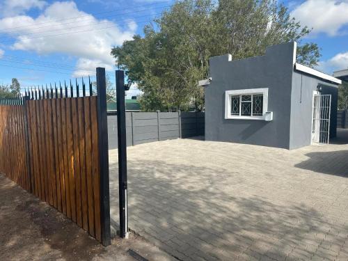 Komani House | Welcoming Beswick Guesthouse: Ideal for Families and More