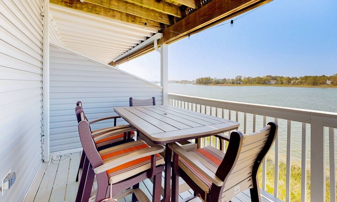 Ocean View Condo | Relaxing Bethany Marina Condo with Pool & Water Views