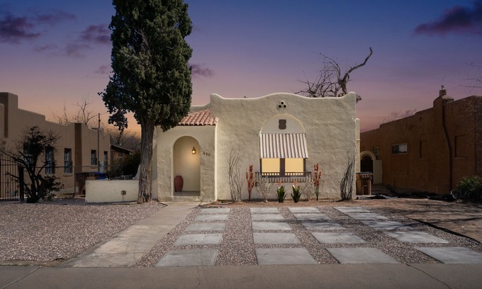 Las Cruces House | Discover Beths House: Cozy Adobe with Spa & Breakfast