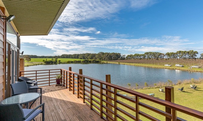 Metricup Apartment | Experience Nature's Beauty at Our Scenic Vineyard Retreat