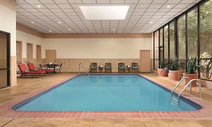Fort Worth Hotel | Ideal Retreat with Pool, Spa & Free Parking for Families