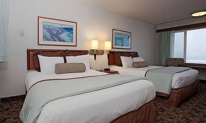 Newport Hotel | Beach Retreat: Cozy Unit for 4 with Pool & Parking