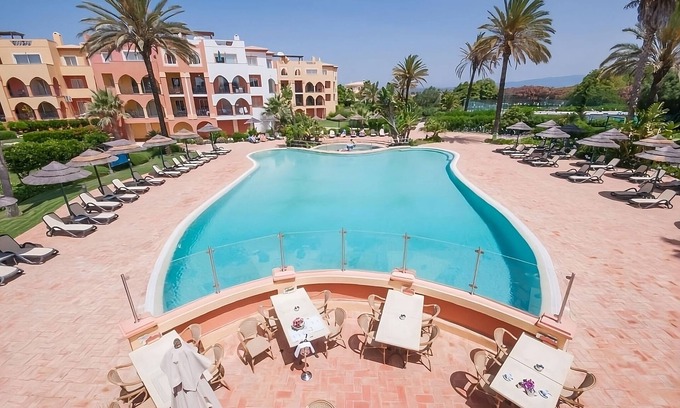 Meia Praia Hotel | Ideal Choice for Your Vacation: Oceanfront Pool & Kitchen