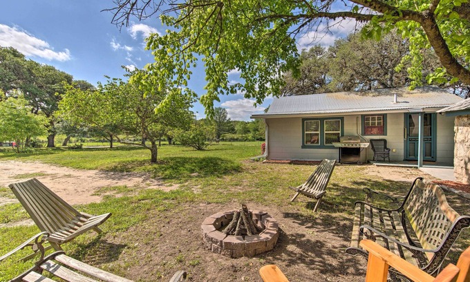 Blanco Cottage | Betty B's River House: Guest Rated 9.8, Steps from Nature