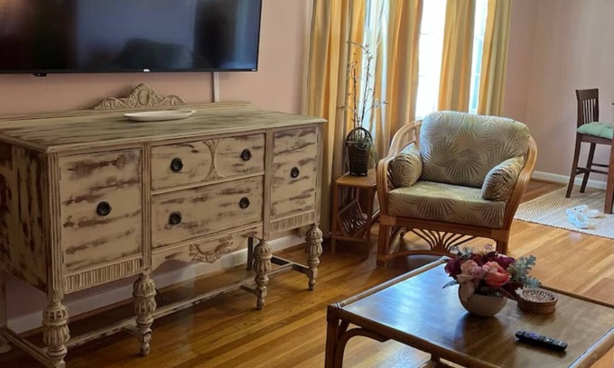 Oneonta House | Betty's Place Charming 2-bedroom house in Oneonta with WiFi Close to Restaurants