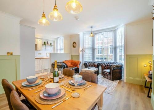 Harrogate City Centre Apartment | Bettys Townhouse: Family-Friendly Getaway with Hot Tub