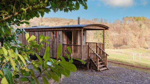 Lydney House | Cozy Betty Shepherd's Hut - Pet Friendly & Guest Rated 9.7