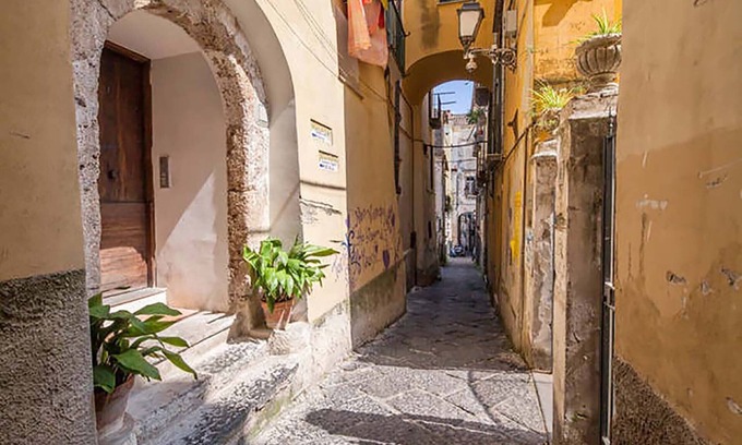 Historical Downtown Salerno Apartment | Ideal Getaway: Explore Amalfi, Pompei & Positano