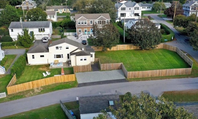 Easton's Point House | Between Beaches - Sleeps 8, walk to beach, minutes to Newport!