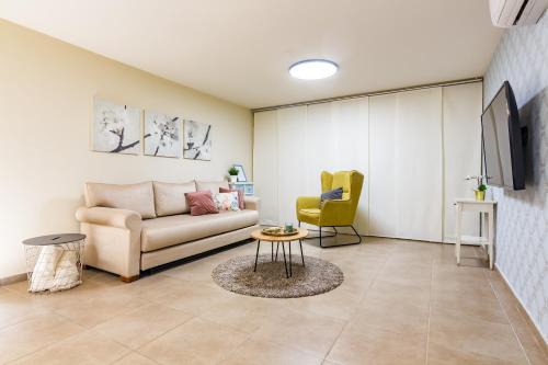 Yeruham House | Relaxing Retreat Between Crater and Lake with Pool Access