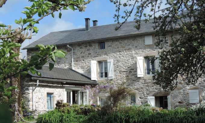 Angles House | Idyllic Farmhouse Retreat: Nature, Spa & Pool Awaits You