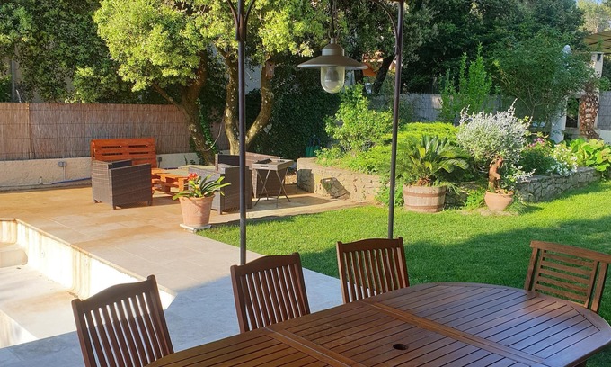 Poulx House | Tranquil Villa with Pool Between Nimes and Uzes - Rated 10/10