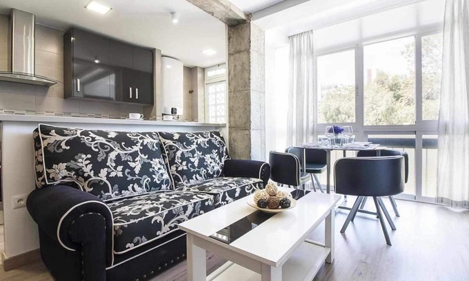 El Ejido Apartment | Between Picasso and La Merced, Renovated Apartment