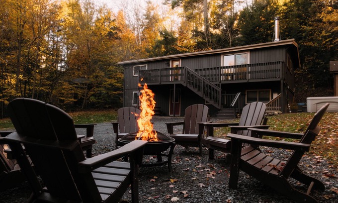 Warren House | Cozy Retreat with Hot Tub, Fire Pit & Dog-Friendly Vibes