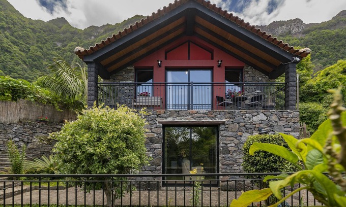 Arco de Sao Jorge Cottage | Idyllic Getaway: Sea and Mountain Retreat in Santana
