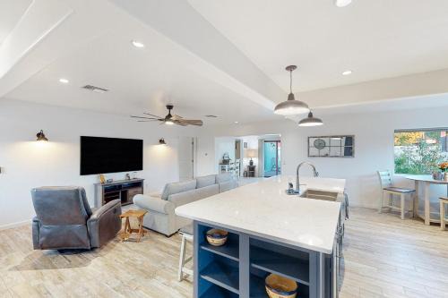 Sam Hughes House | Ideal Retreat Between the U & The Zoo - Family Friendly