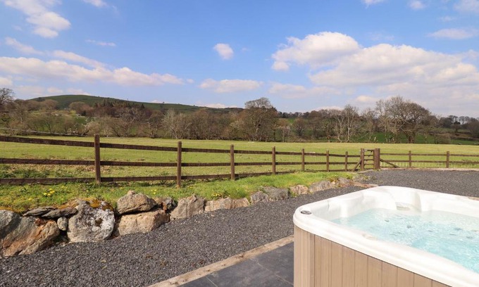 Llanuwchllyn House | Beudy Bach Barn: Family-Friendly Retreat with Pool Access