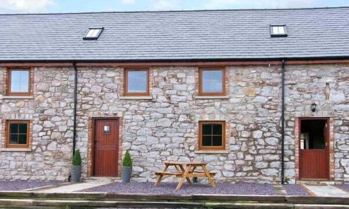 Rhyd-y-foel Cottage | BEUDY BACH: Family-Friendly Escape with Garden in Abergele