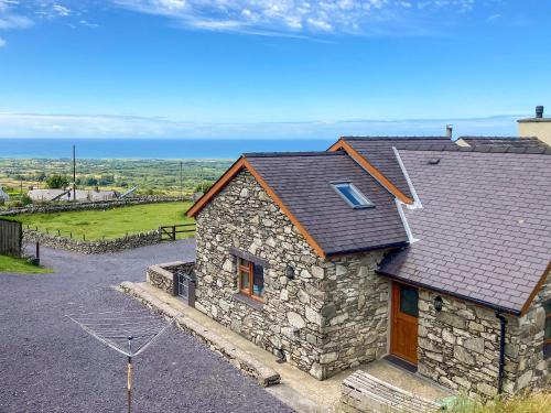 Caernarfon House | Beudy Bach: 4-Star Retreat with Pet-Friendly Amenities
