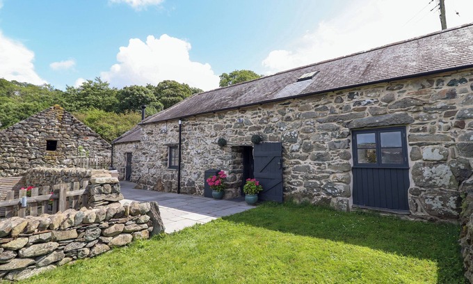 Llanfair Cottage | Pet-Friendly BEUDY BACH: Character Cottage with Ocean View