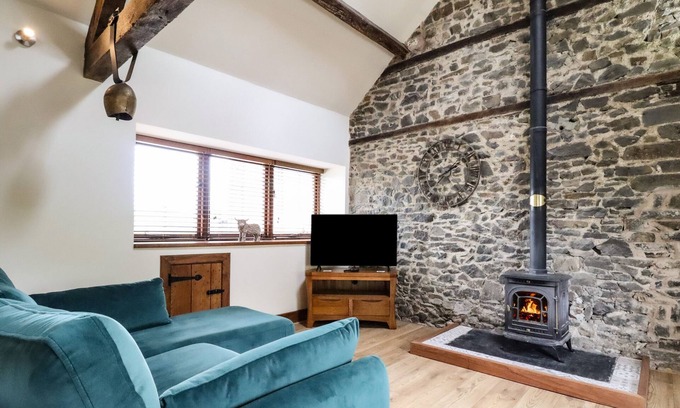 Newtown Cottage | Romantic Beudy Bach y Garth with Hot Tub & Spa Retreat