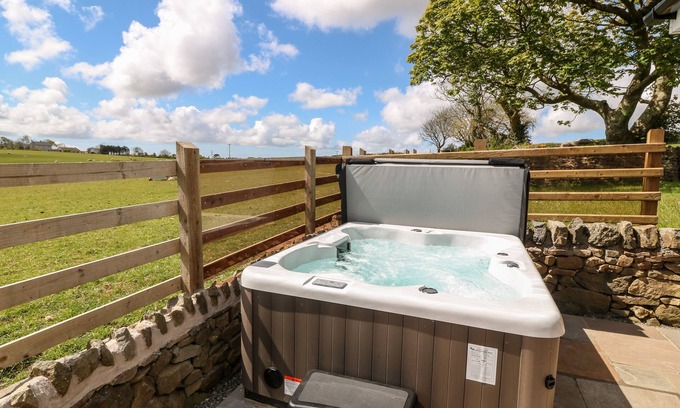 Llanerchymedd Cottage | Relax at Beudy Tyddyn: Family-Friendly with Spa & Breakfast