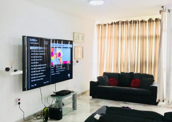 Ofin Apartment | Beulah Place: Family-Friendly Stay with Pool & Breakfast