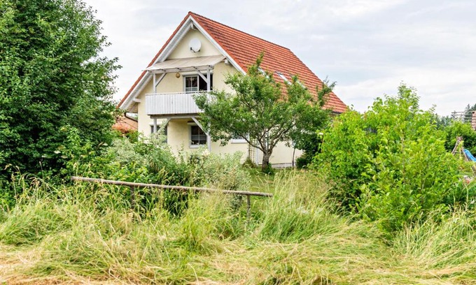 Owingen Apartment | Family-Friendly Retreat at Beutenmühle Straussenfarm Dach