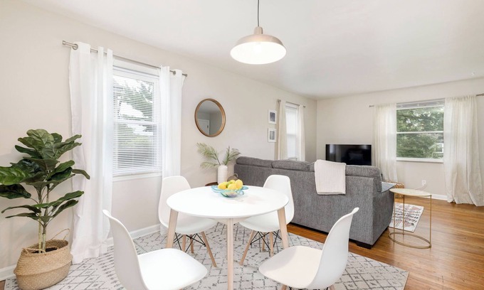 Bexley Apartment | Unwind at Bexley Breeze: 10/10 Rated with King Bed & Wi-Fi