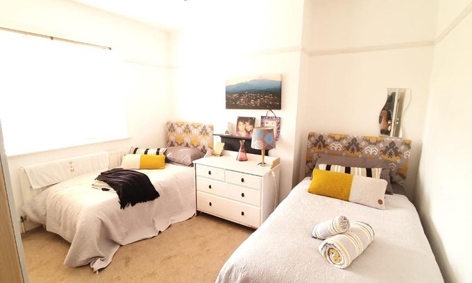 Barnehurst House | Pet-Friendly Stay at Bexleyheath Midfield with Kitchen Access