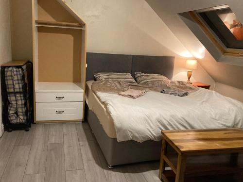 Ashton-under-Lyne Hotel | Family-Friendly Stay at Jacks Court with Dining Options